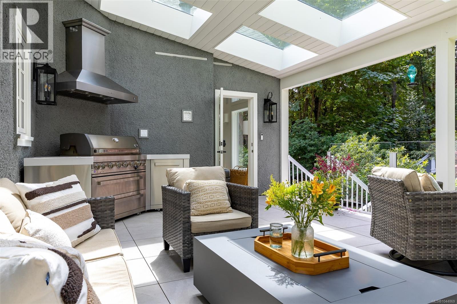 2535 Queenswood Drive, Saanich