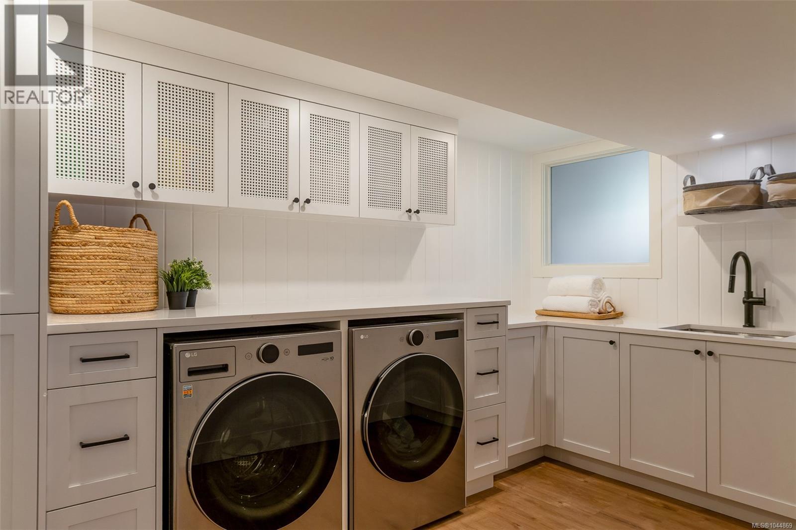  2535 Queenswood Drive, Saanich