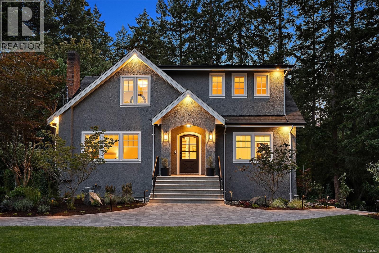  2535 Queenswood Drive, Saanich