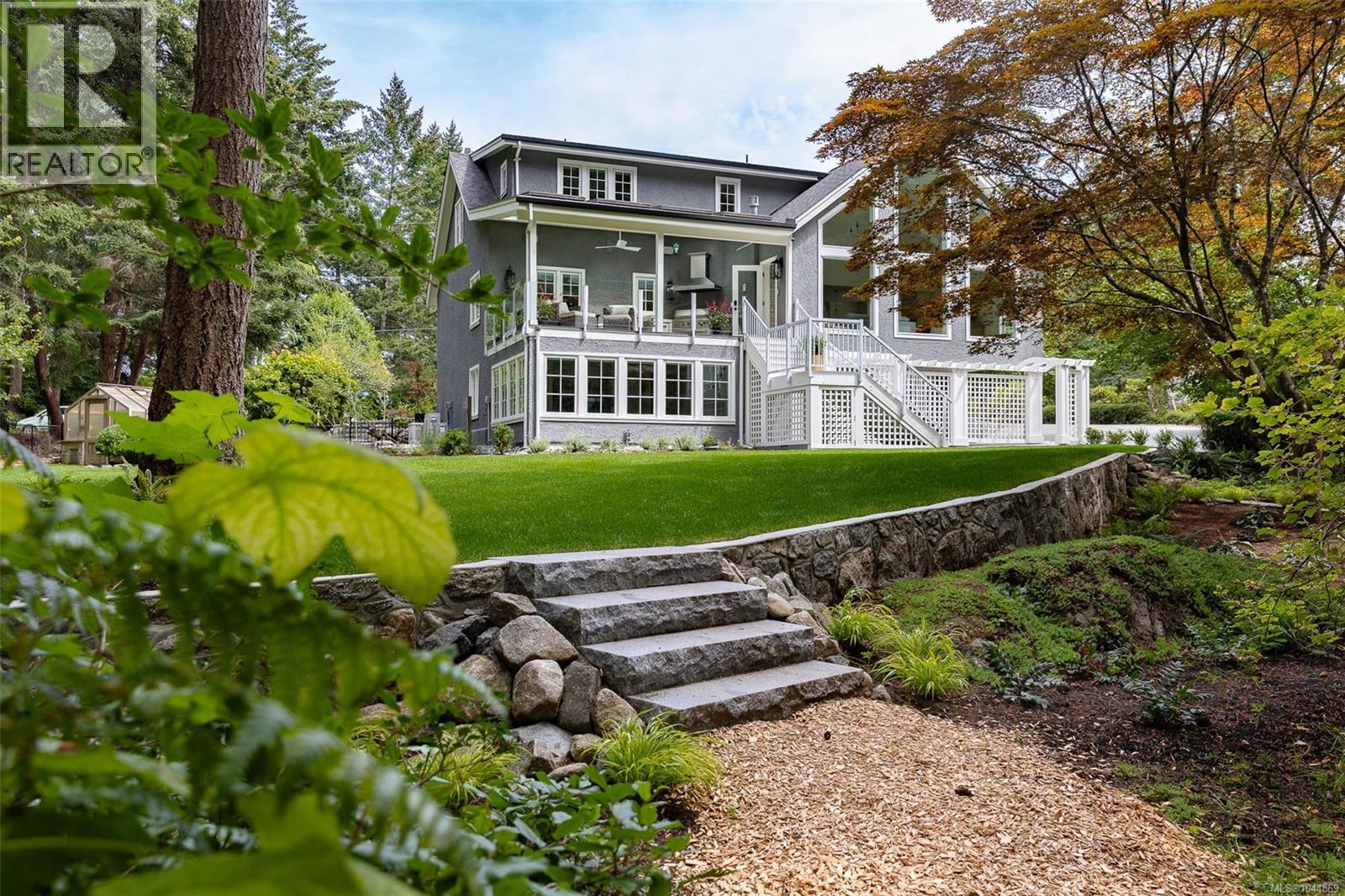  2535 Queenswood Drive, Saanich