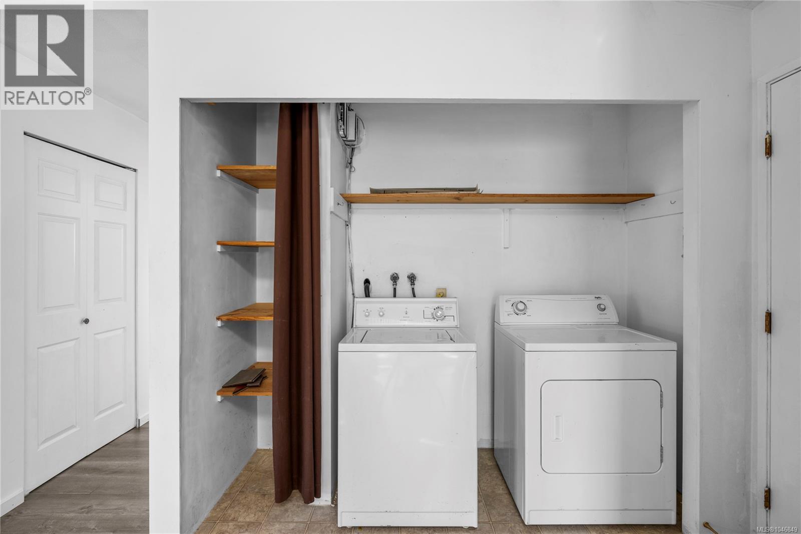2454 5th St E - Image 24
