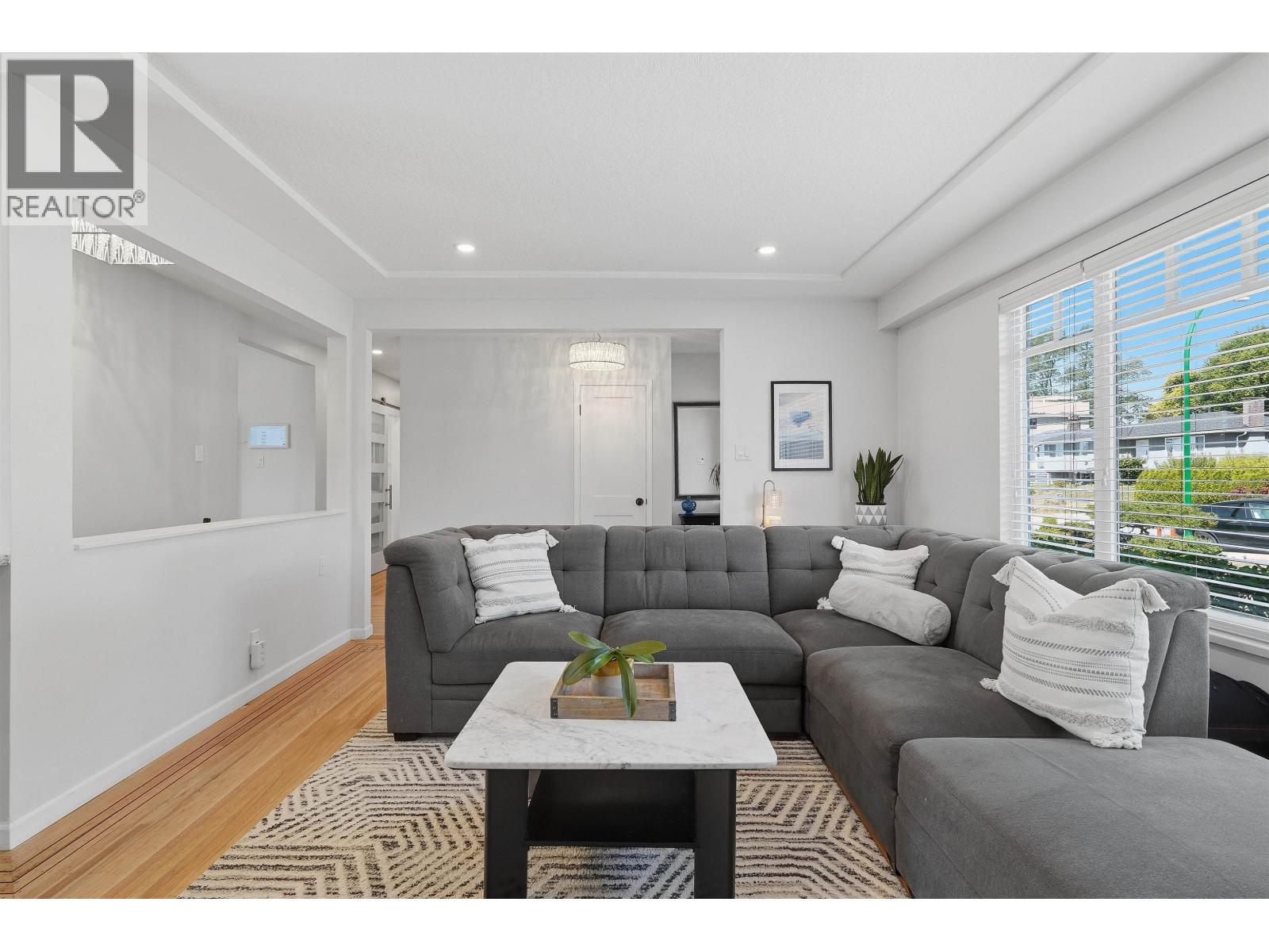 6876 HYCREST DRIVE, Burnaby