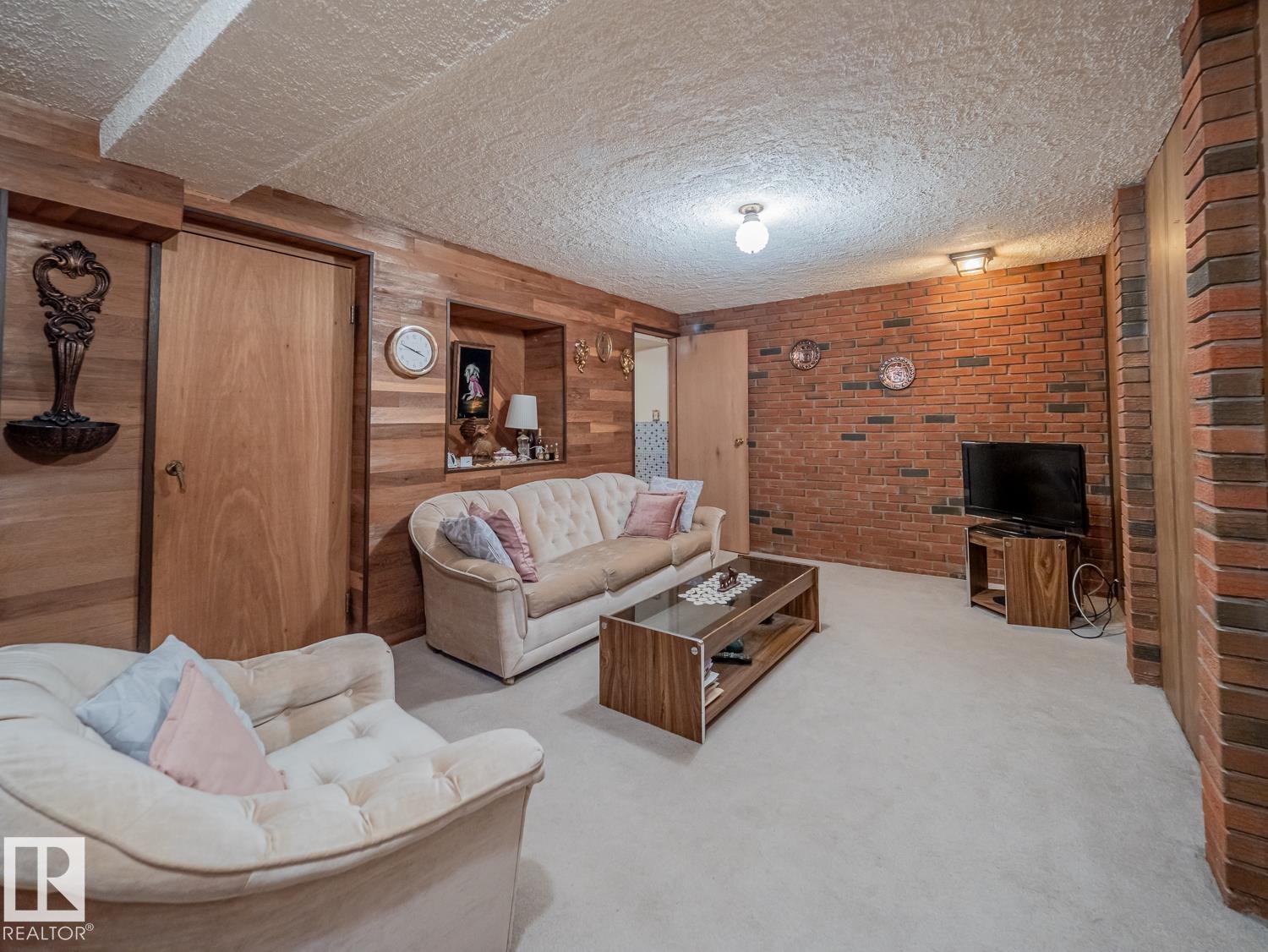 5647 137 AV NW - 18