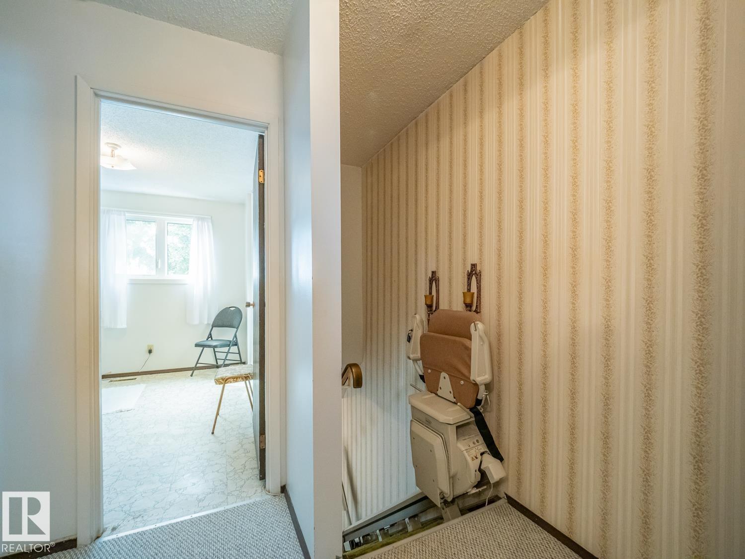 5647 137 Avenue NW - Photo 8