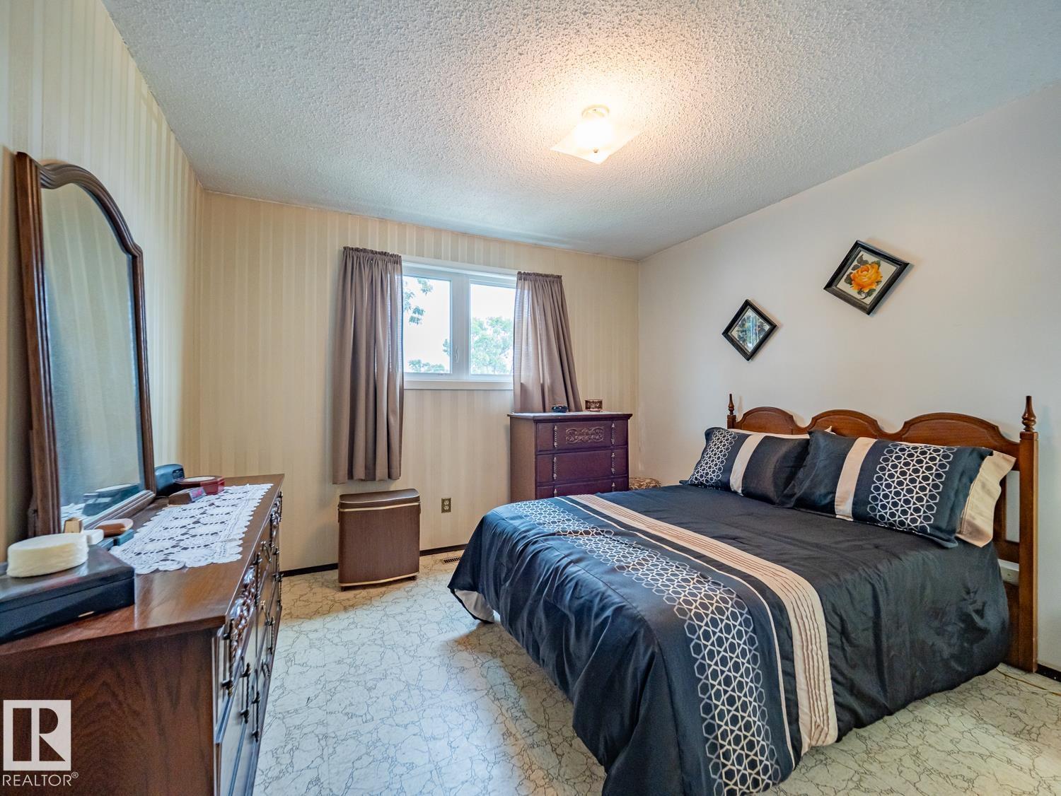 5647 137 Avenue NW - Photo 9
