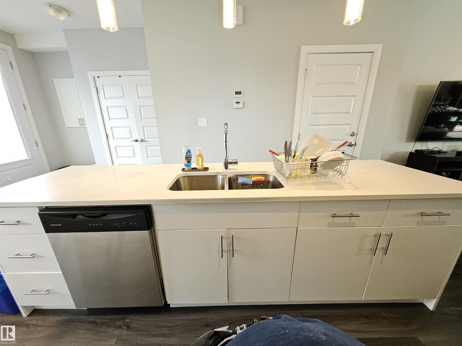 15212 98 AV NW - 18