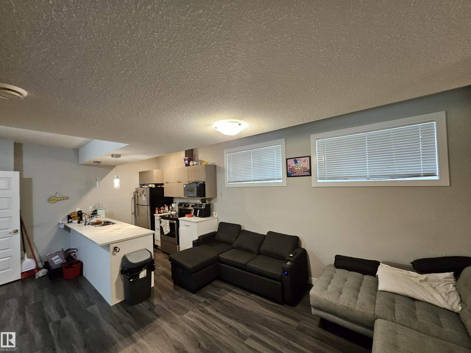 15212 98 AV NW - 63