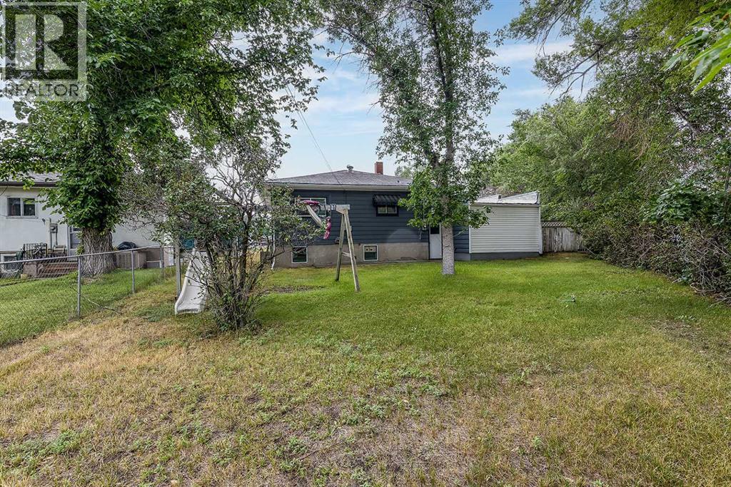 337 4 Street SW - 38