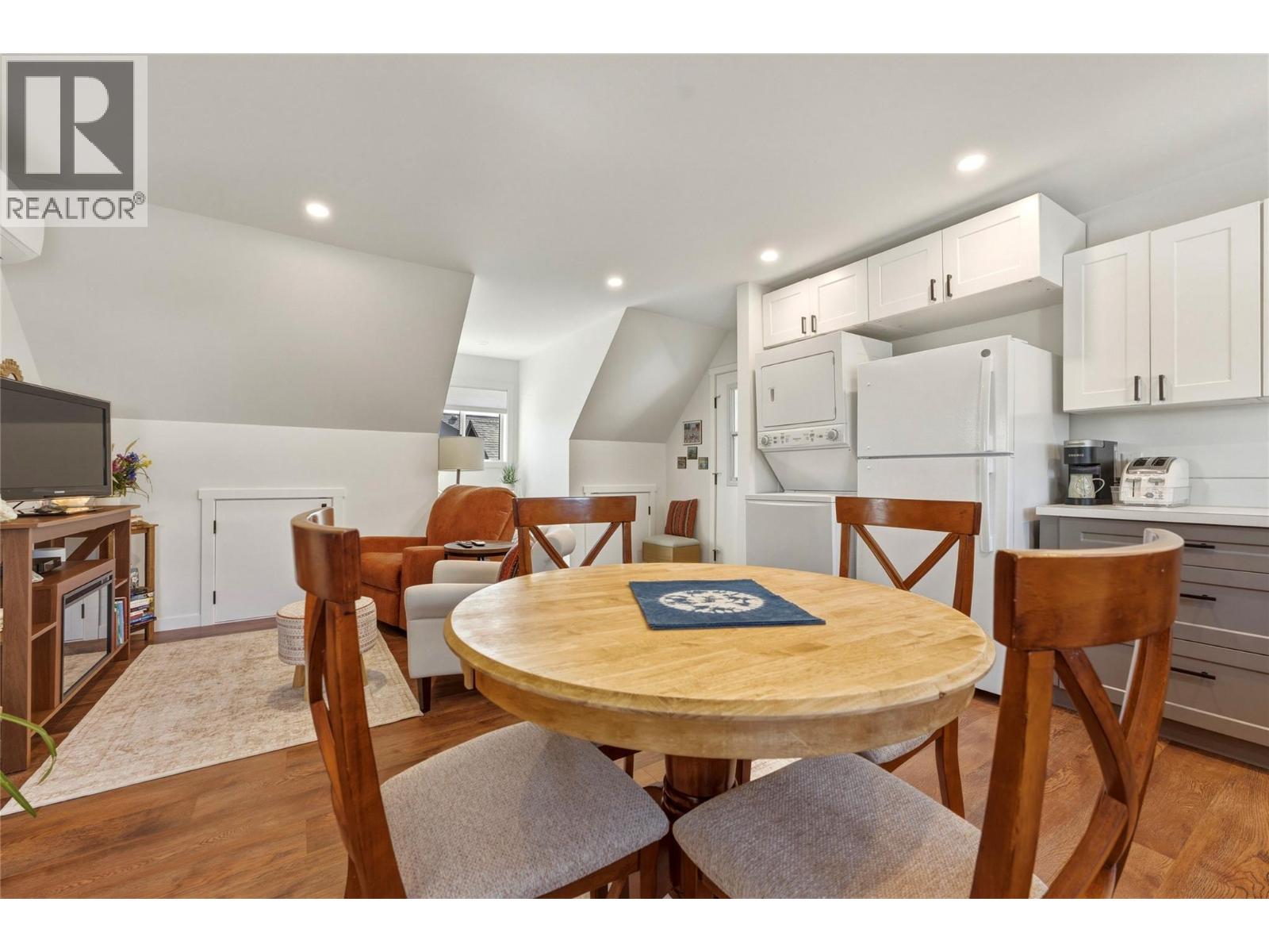 #8 3820 20 Street NE - 64