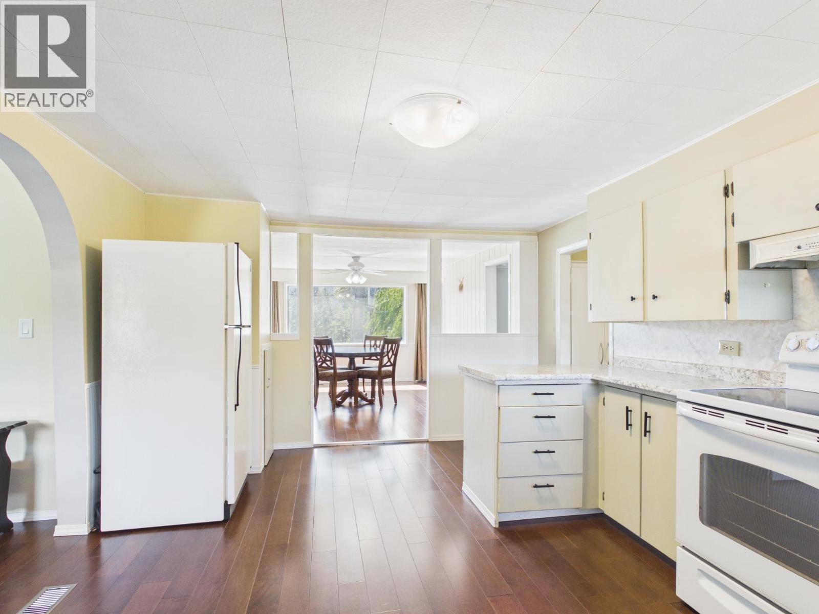 2020 N MACKENZIE AVENUE - Image 11