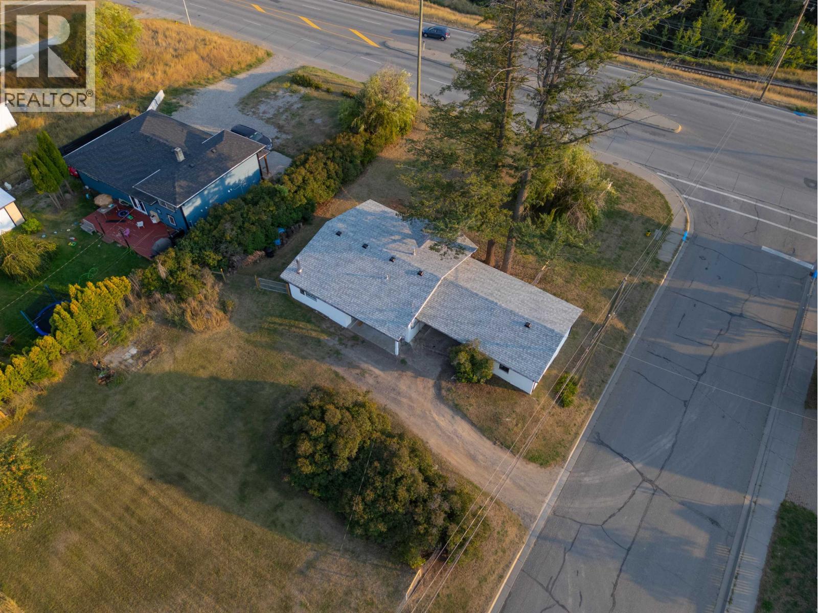2020 N MACKENZIE AVENUE - 33