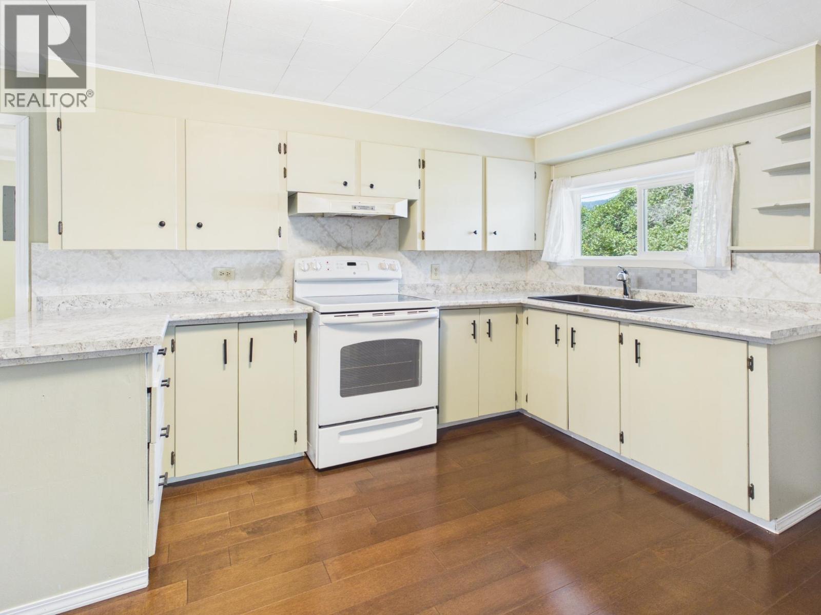 2020 N MACKENZIE AVENUE - Image 8