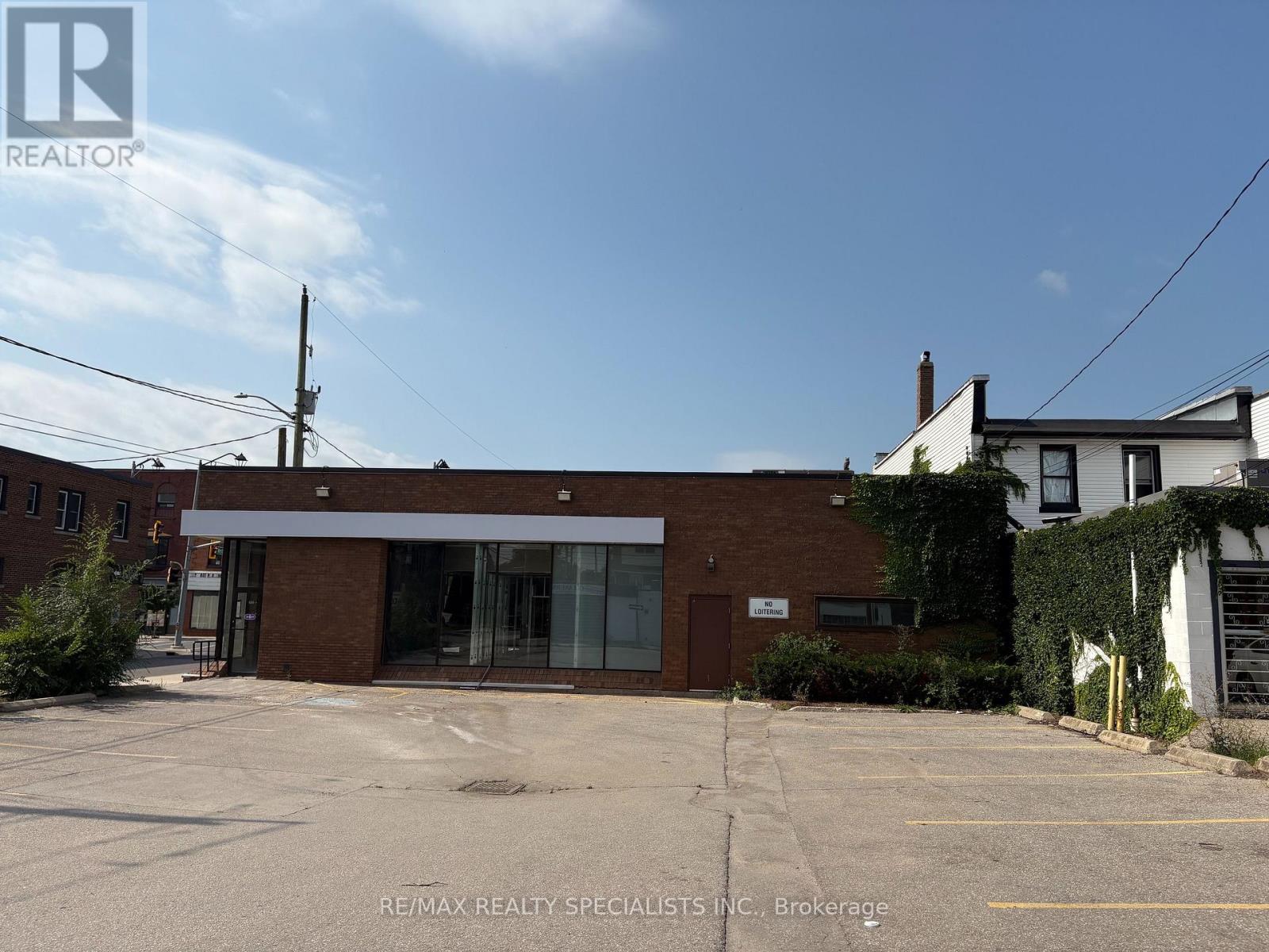 699 KING STREET E — photo 3