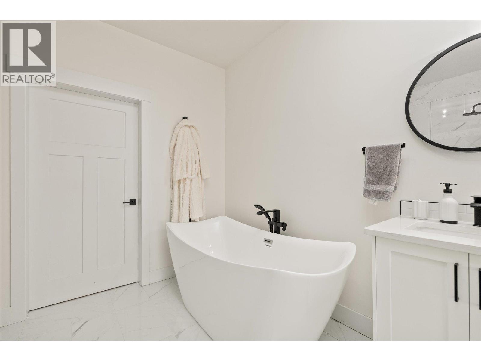 10285 Beacon Hill Drive, Lake Country