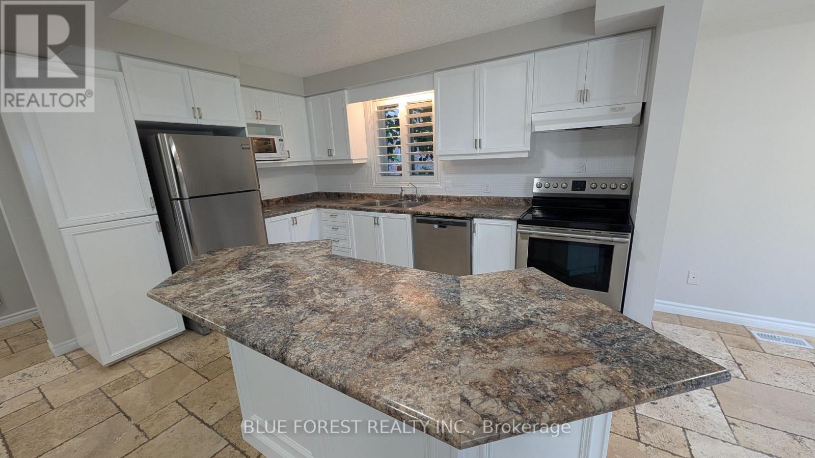904 FRONTENAC CRESCENT - Image 6