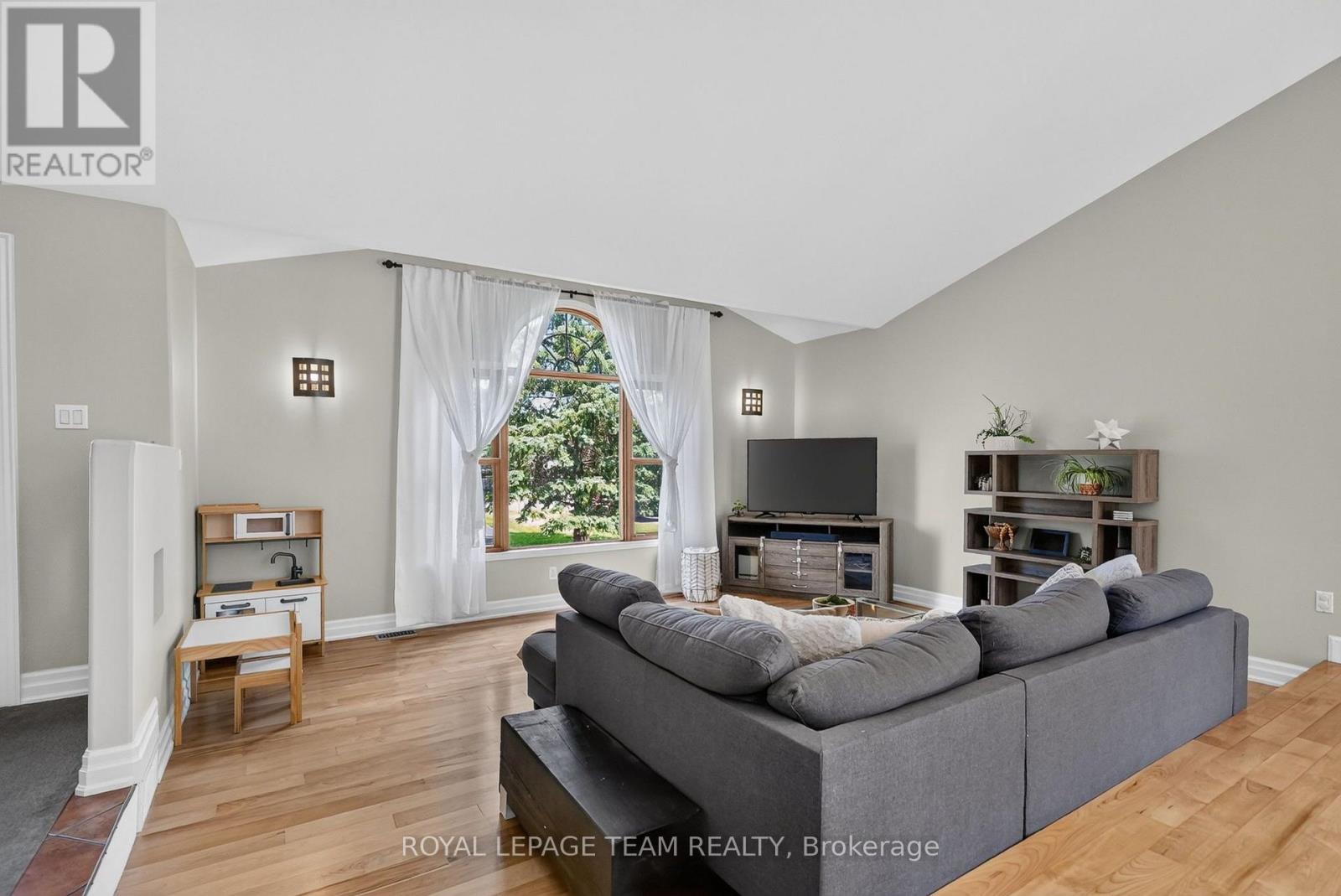 4 Bed, 2 Bath House for Sale in Ottawa – 1550 STANLEYFIELD CRESCENT, Ottawa – MLS# X13677326 - Image 11