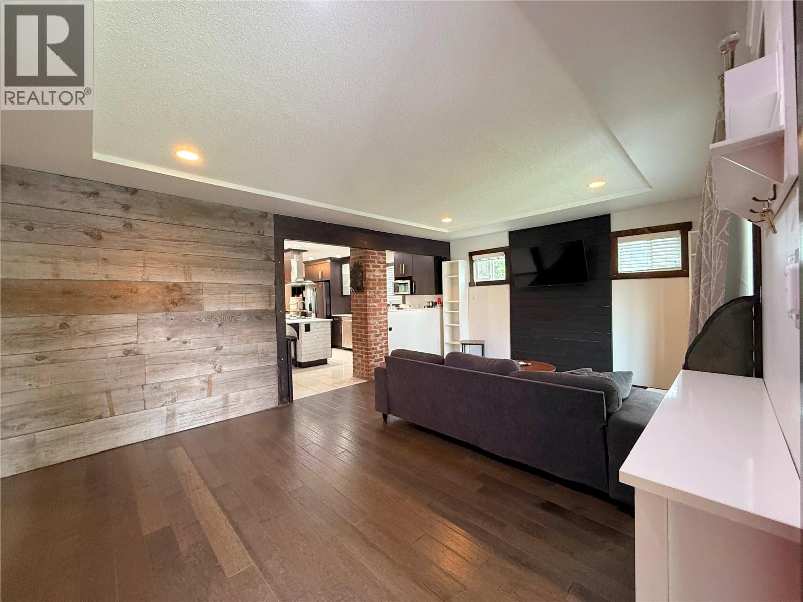 327 ROYAL Avenue - Image 18