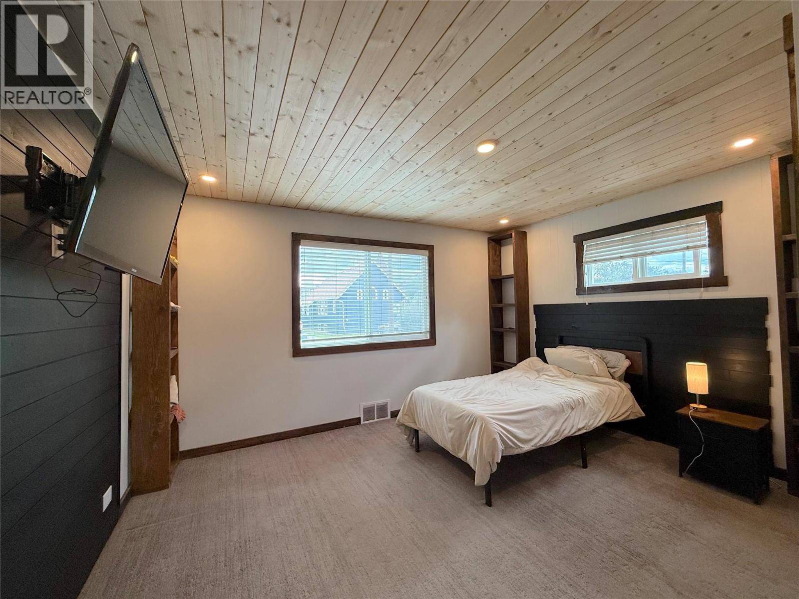 327 ROYAL Avenue - Image 22