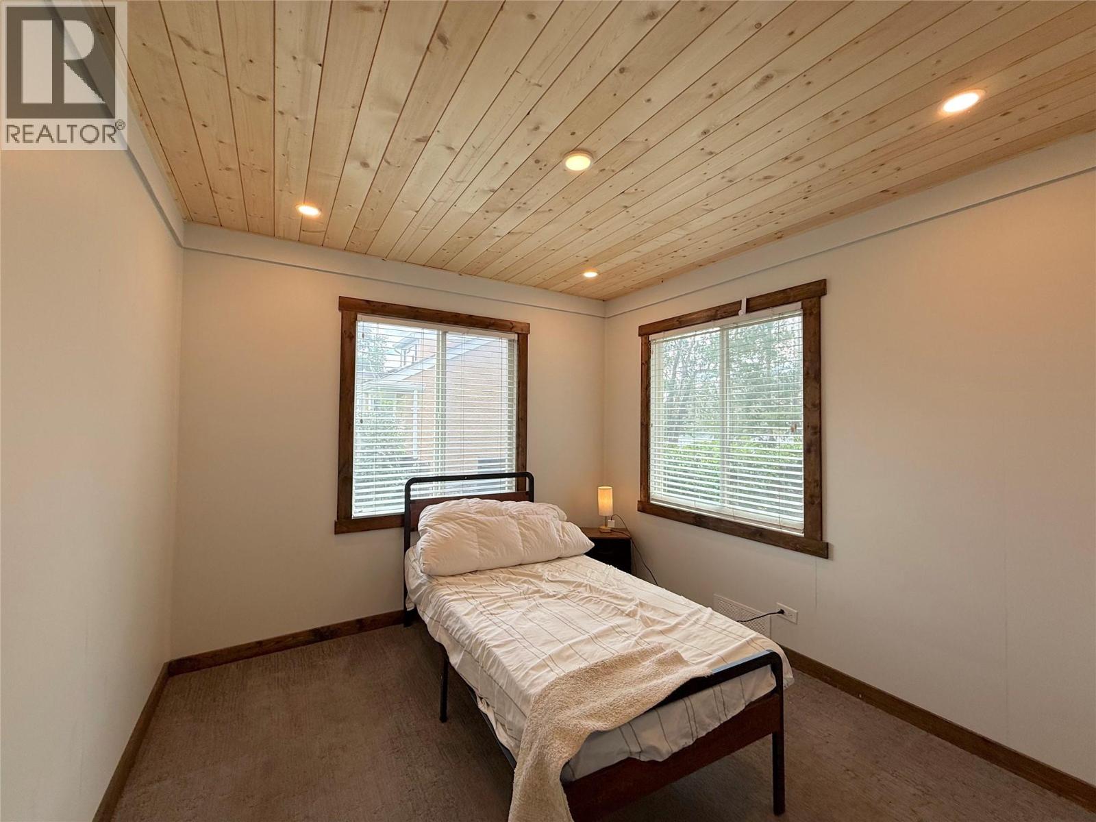 327 ROYAL Avenue - Image 24