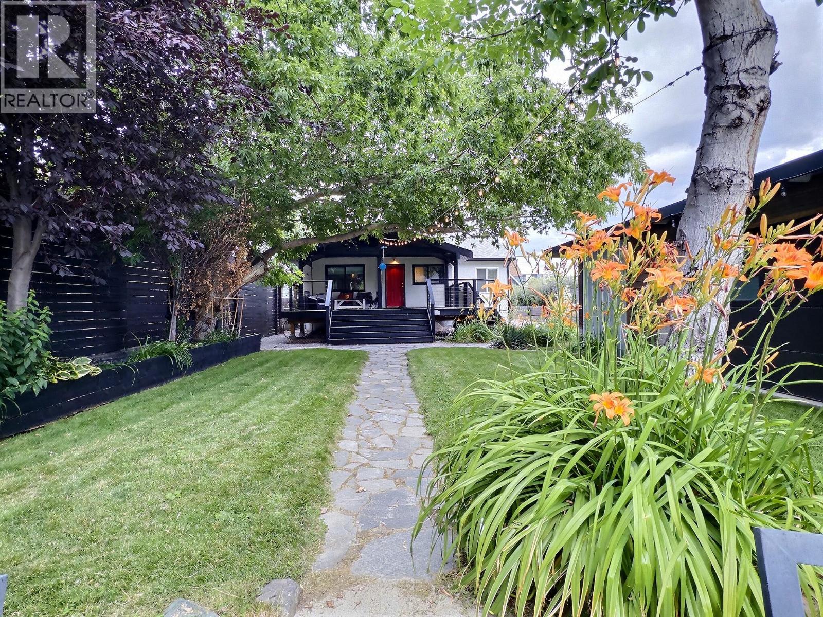 327 ROYAL Avenue - Image 9
