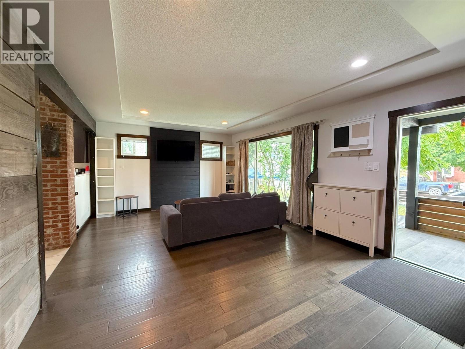 327 ROYAL Avenue - Image 19