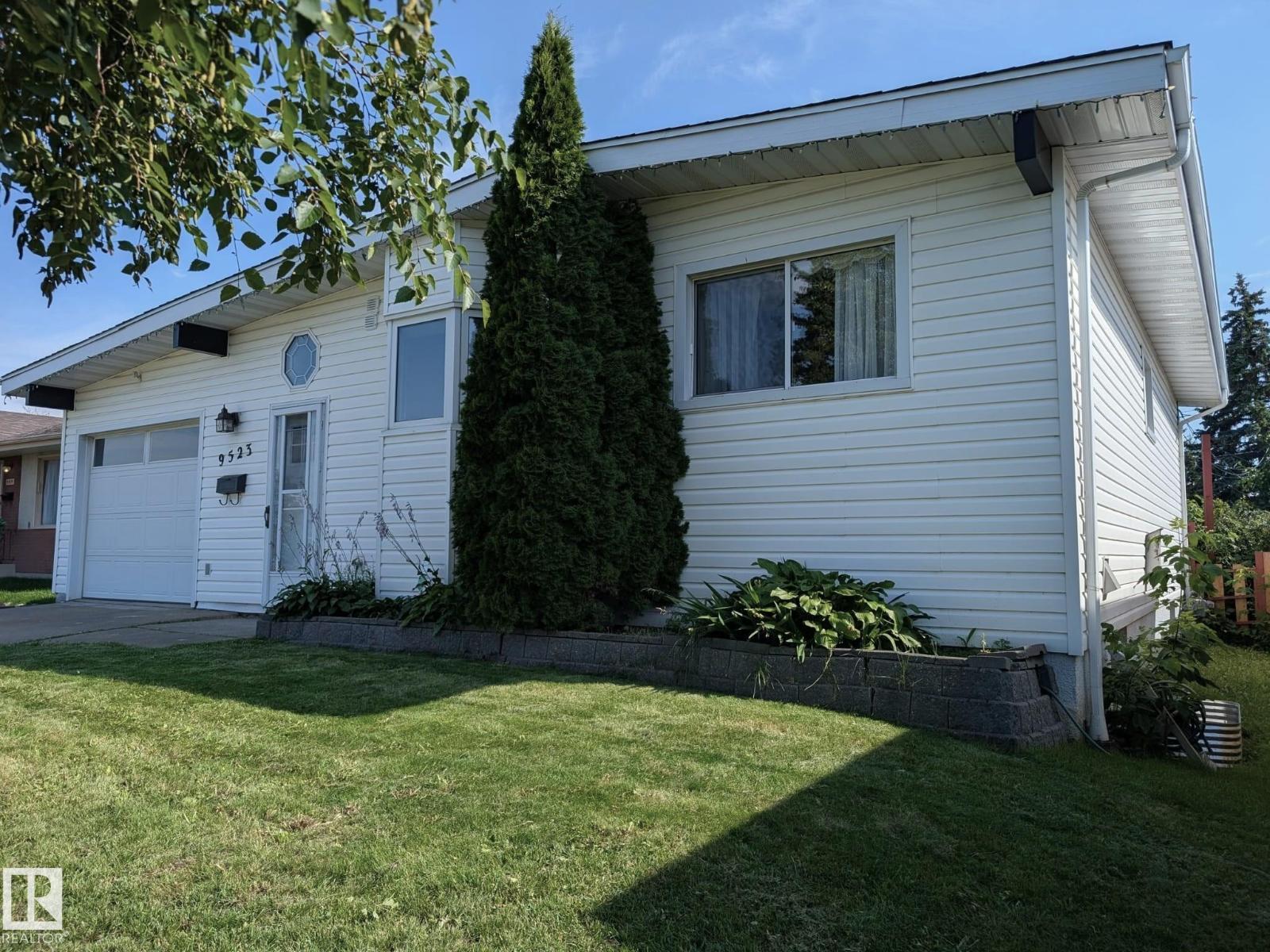 9523 134 AV NW - 1