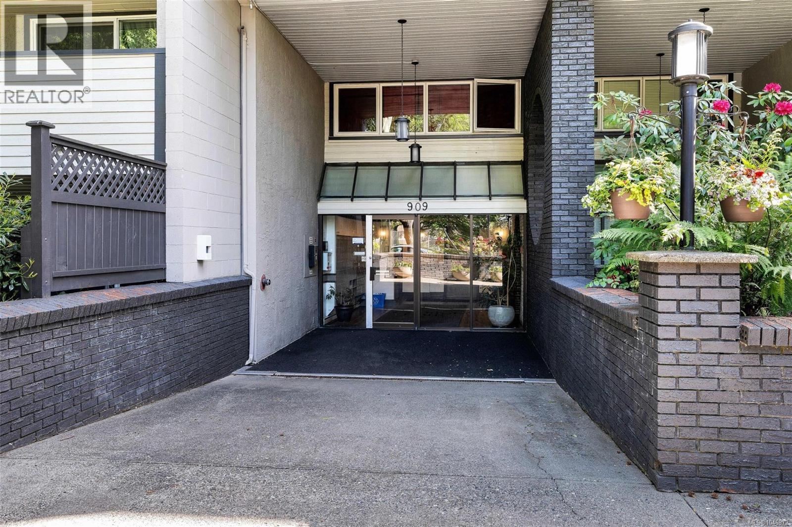 #417 909 Pembroke St - 21