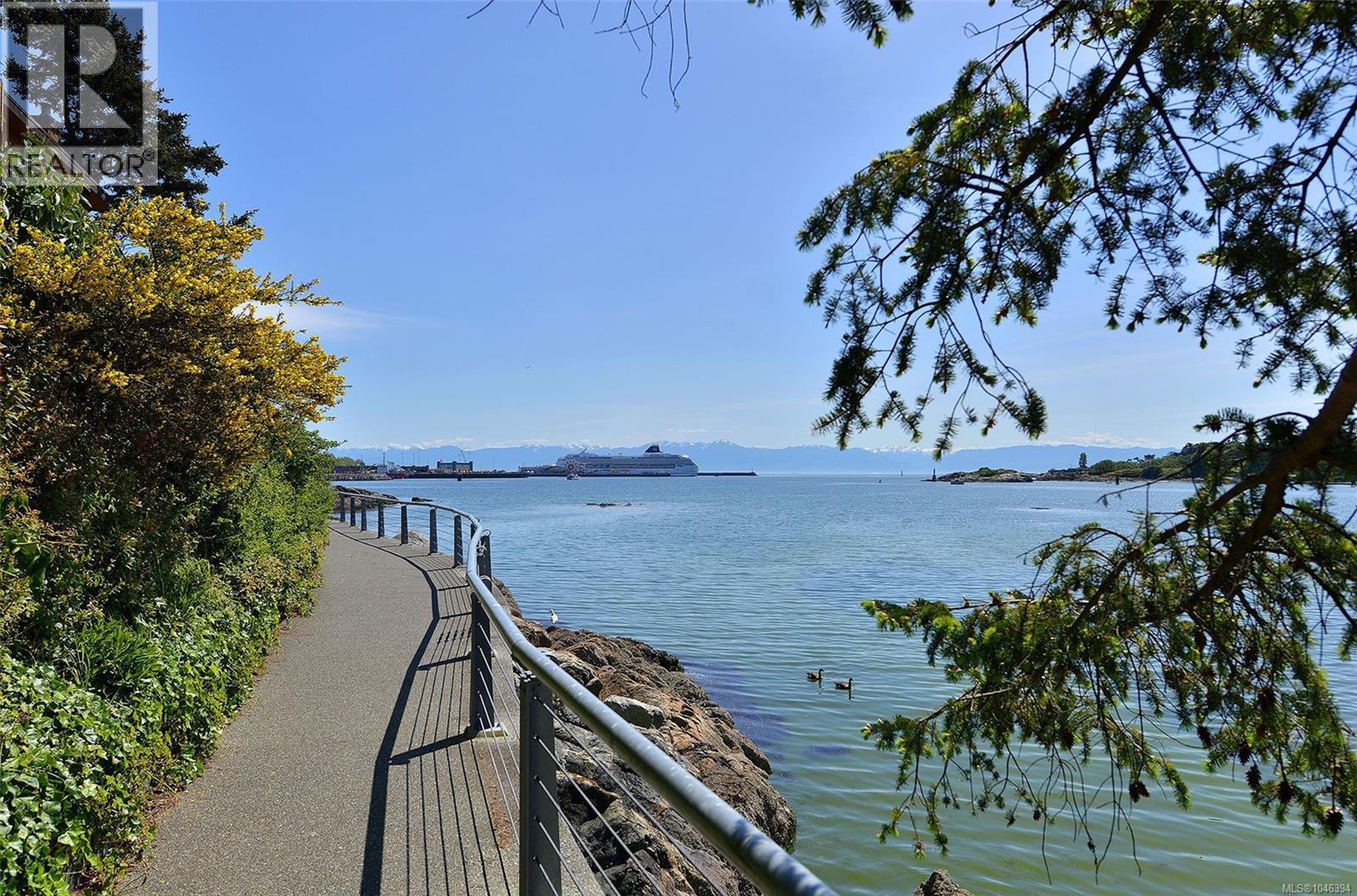 #109 924 Esquimalt Rd - 46