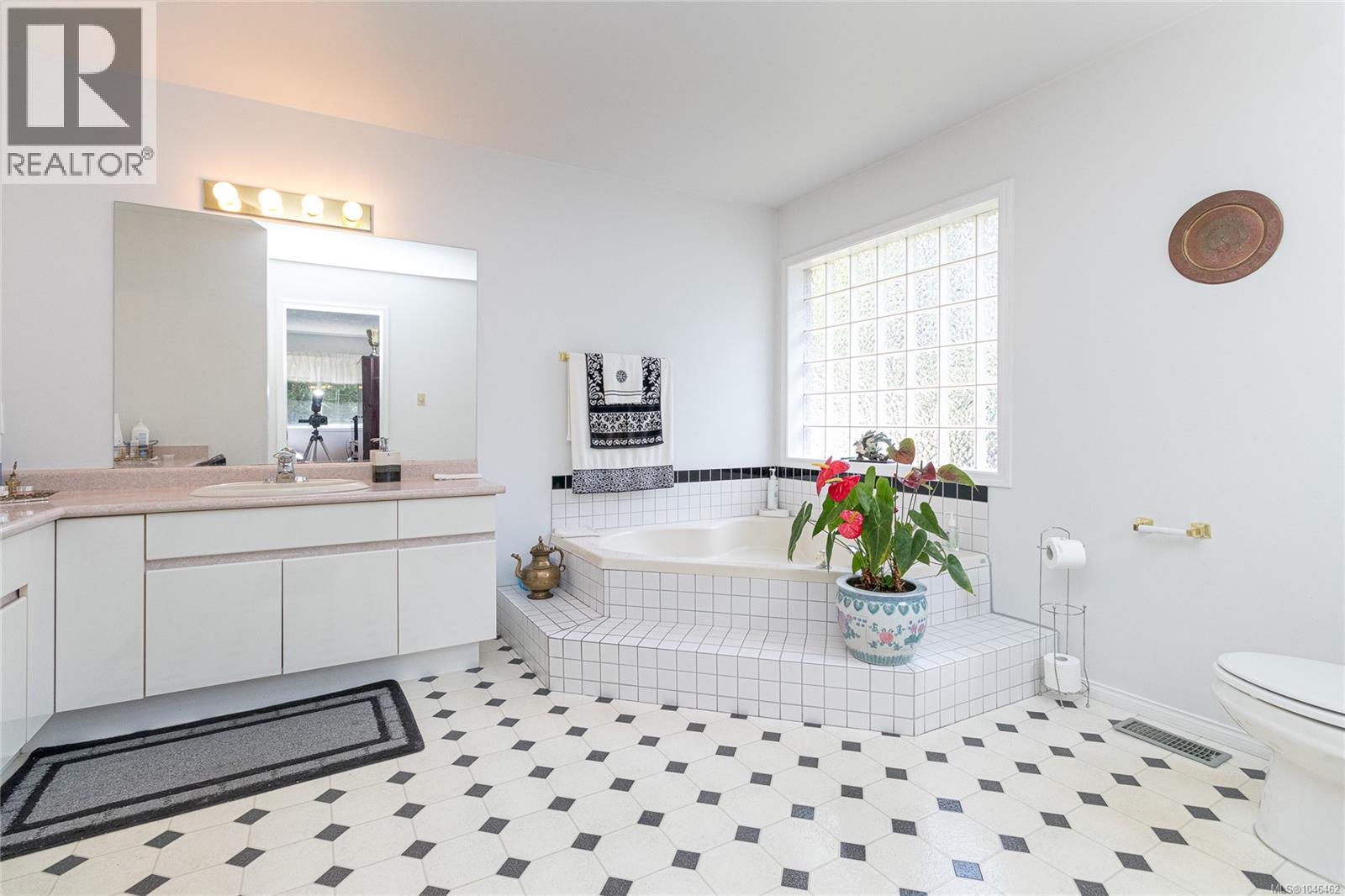 897 Maltwood Terr - Image 40