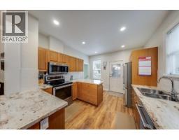 Full bathroom - 2081 Second Avenue, Trail, BC V1R1N4 Photo 9