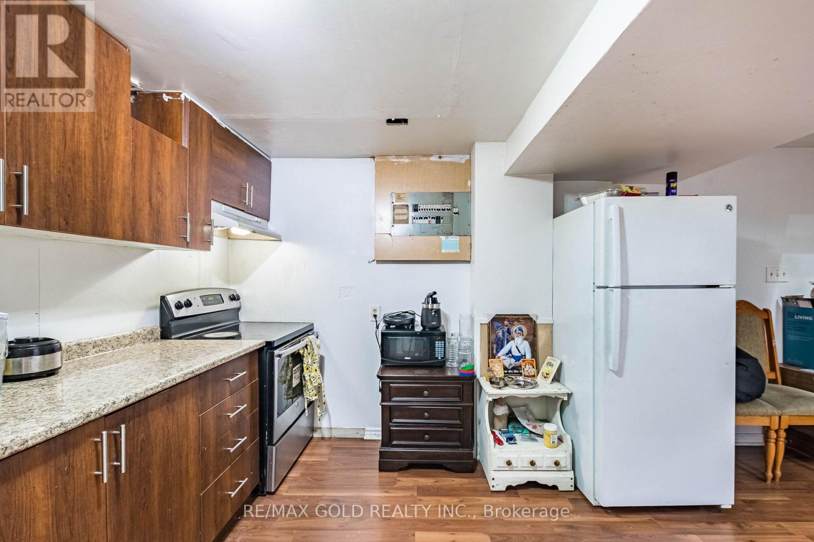 10 ELMSTEAD COURT - 12