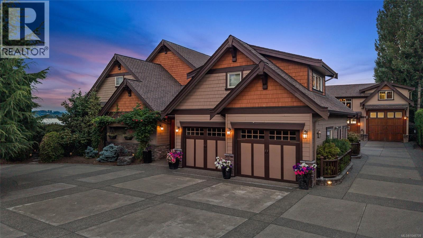 3943/3941 Marine Dr - 3