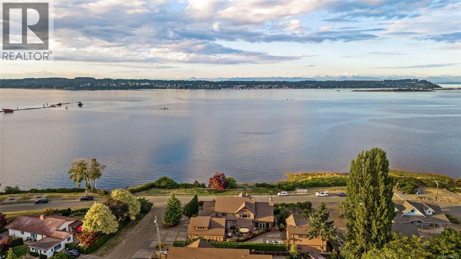 3943/3941 Marine Dr - 2