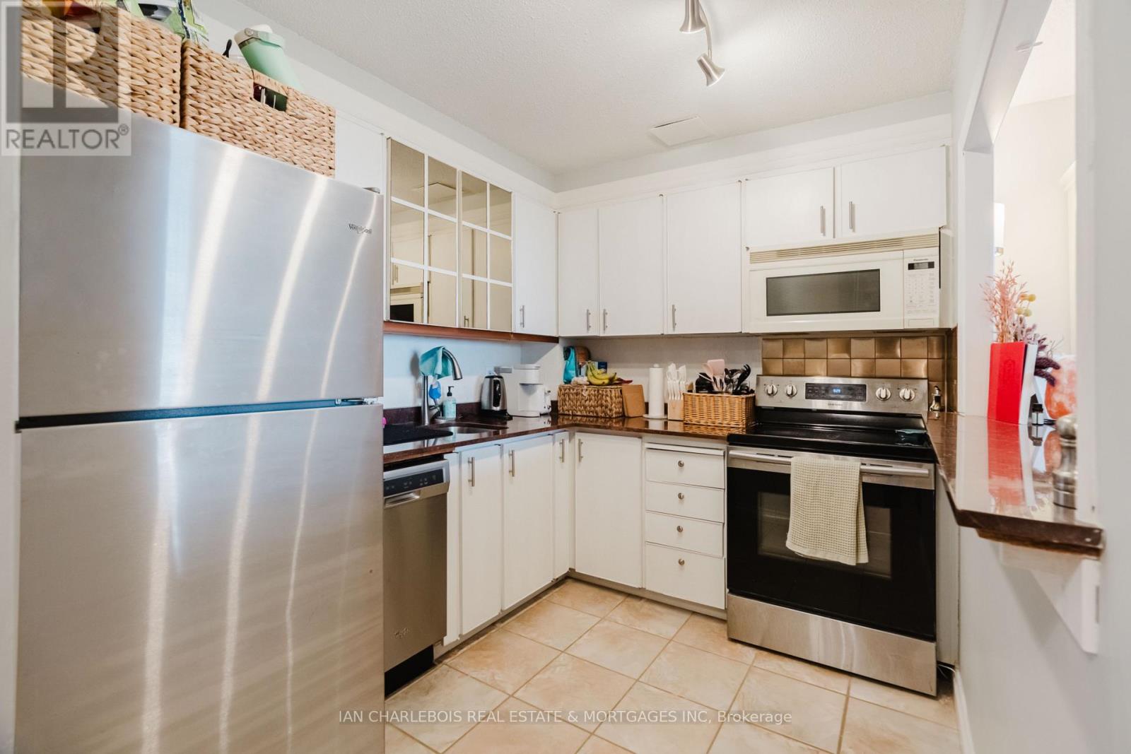 #908 20 CHESTERTON DRIVE - 8
