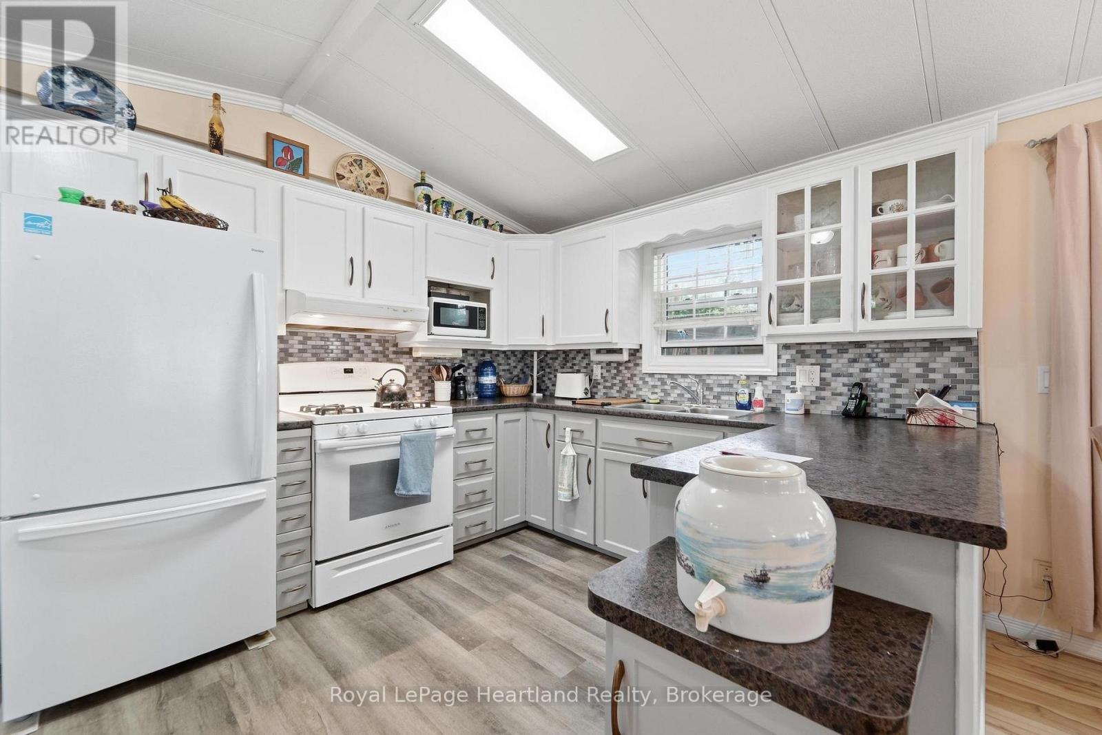 28 IROQUOIS LANE - Image 7