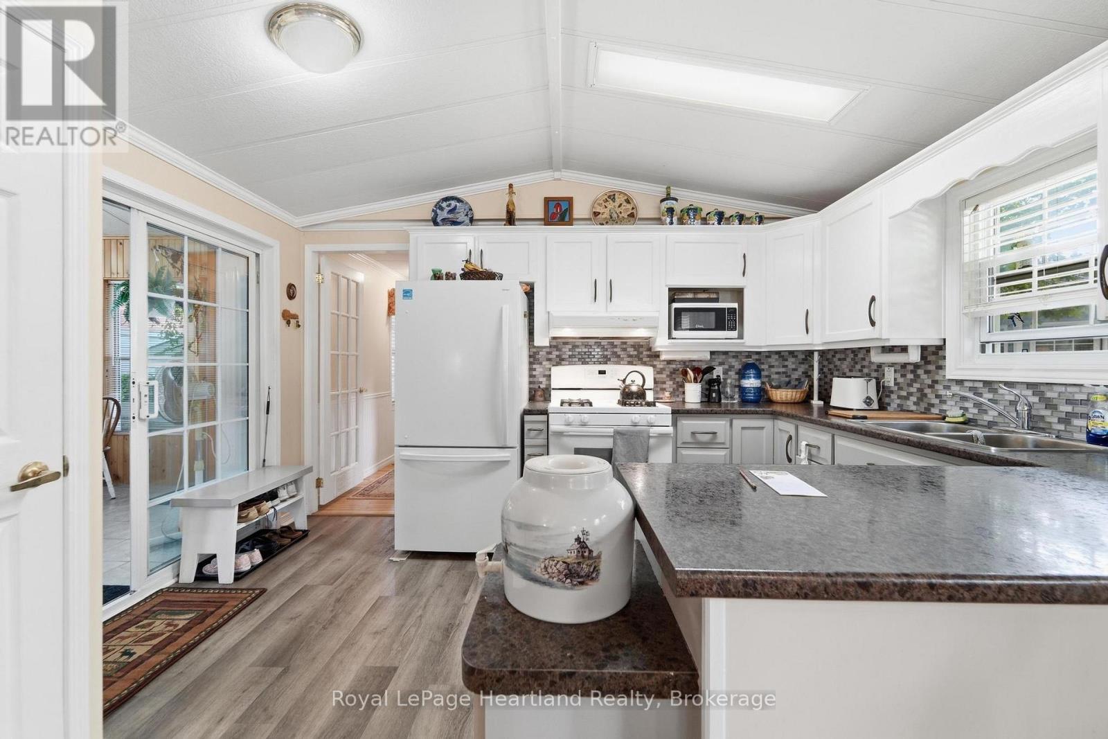28 IROQUOIS LANE - 8
