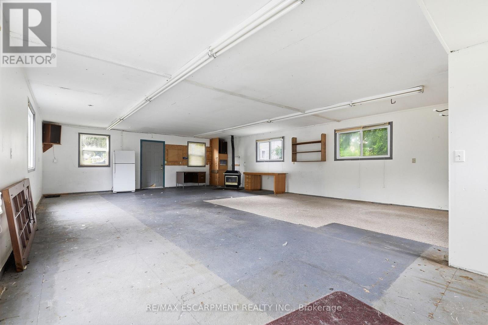 142 GRIFFIN STREET S - 33