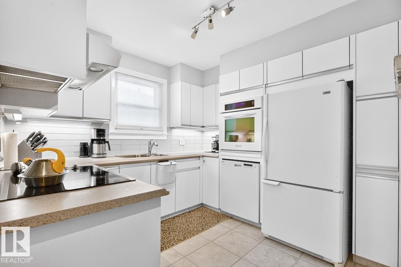 7724 97 Avenue NW - Photo 10