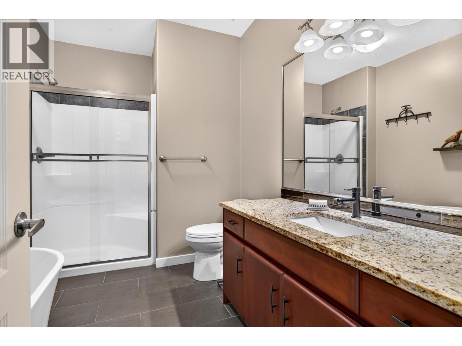 #3 2213 Waddington Court - 33