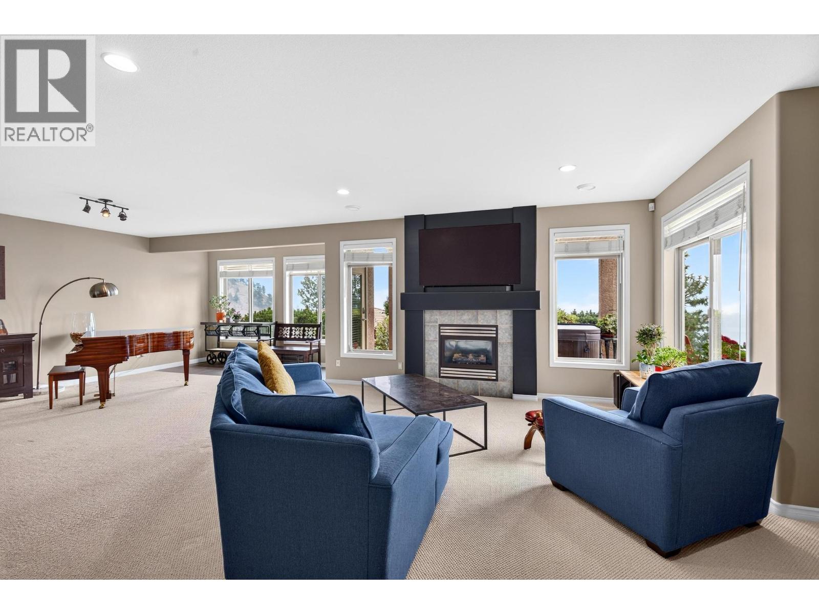 #3 2213 Waddington Court - 27