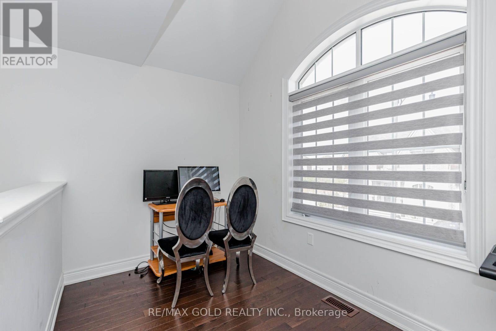 33 TIGER CRESCENT - 23