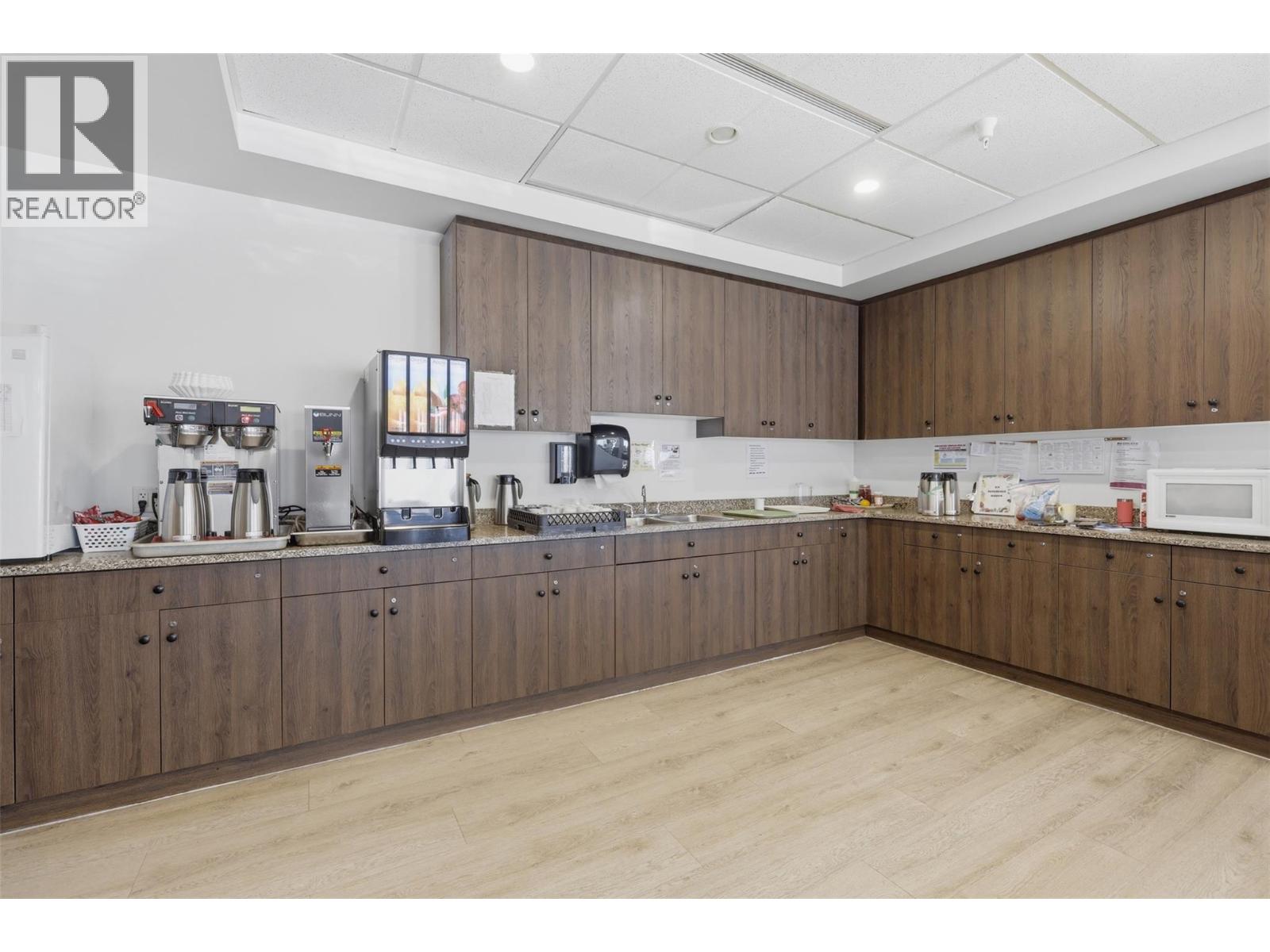 #300 760 MAYFAIR Street - 33