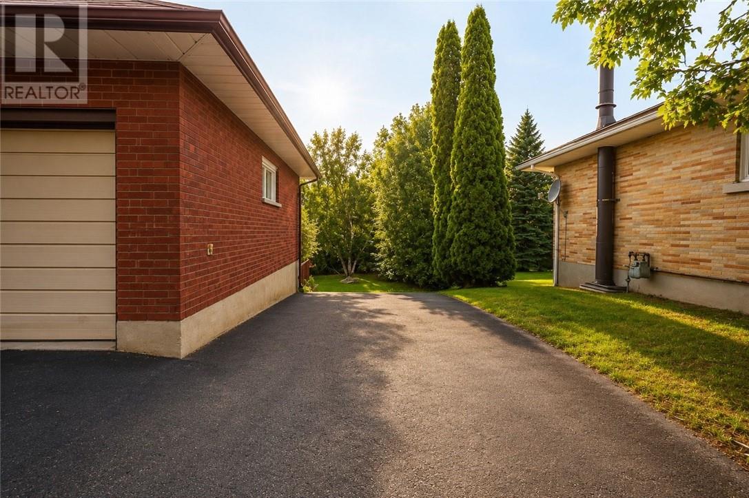 2737 Rockwood Drive - 31