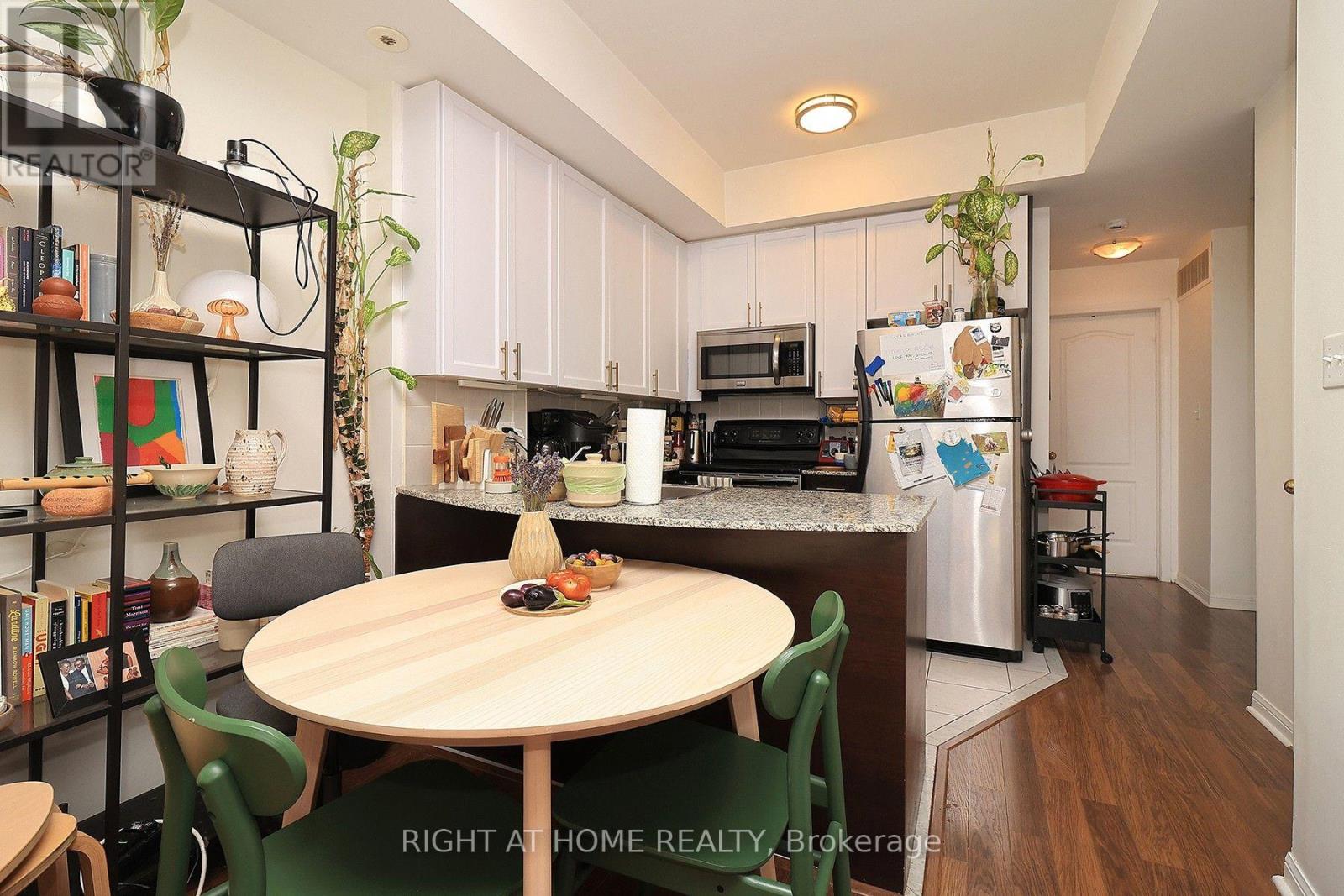 #TH12 78 CARR STREET - 10