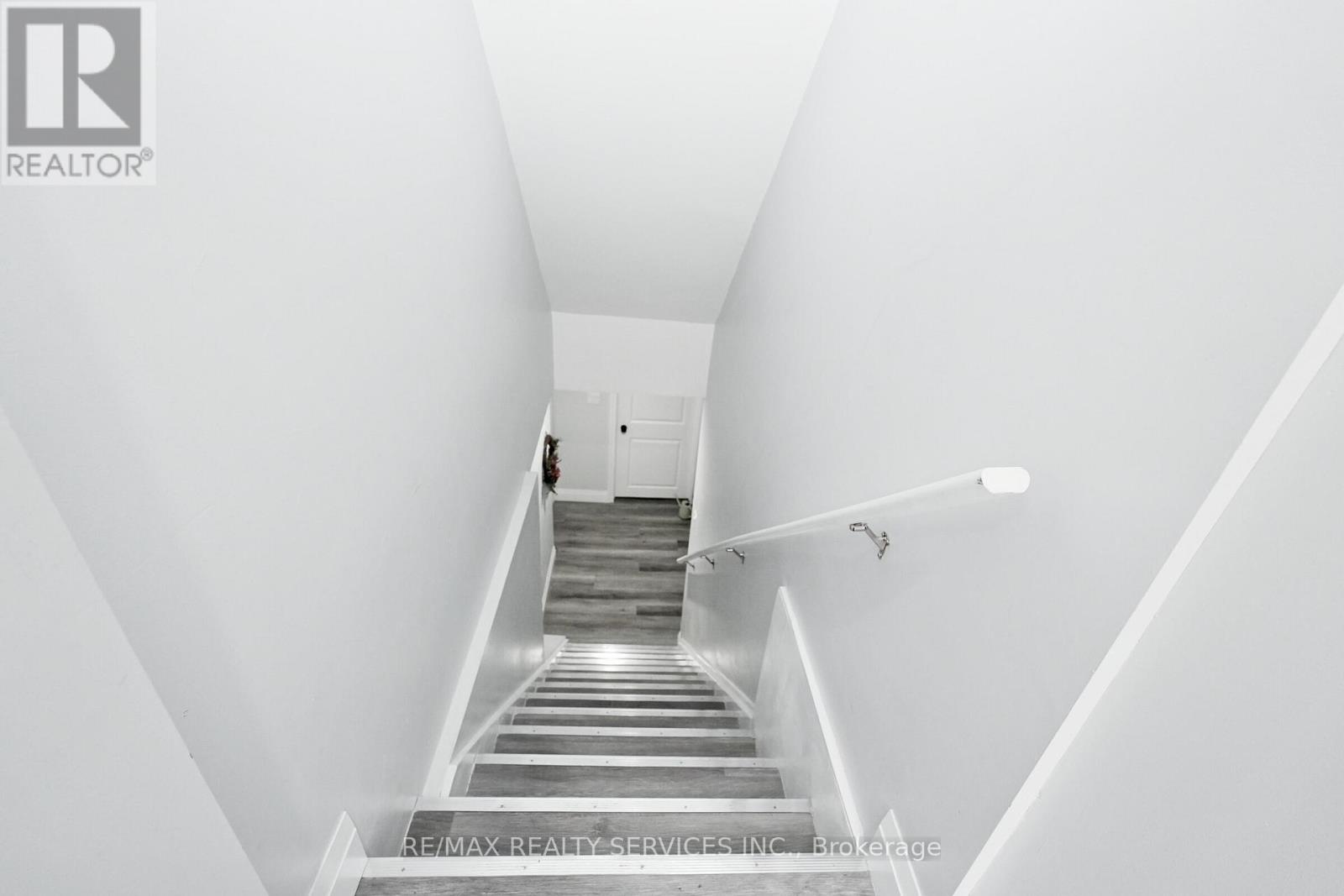 8 YEOMAN DRIVE - 33