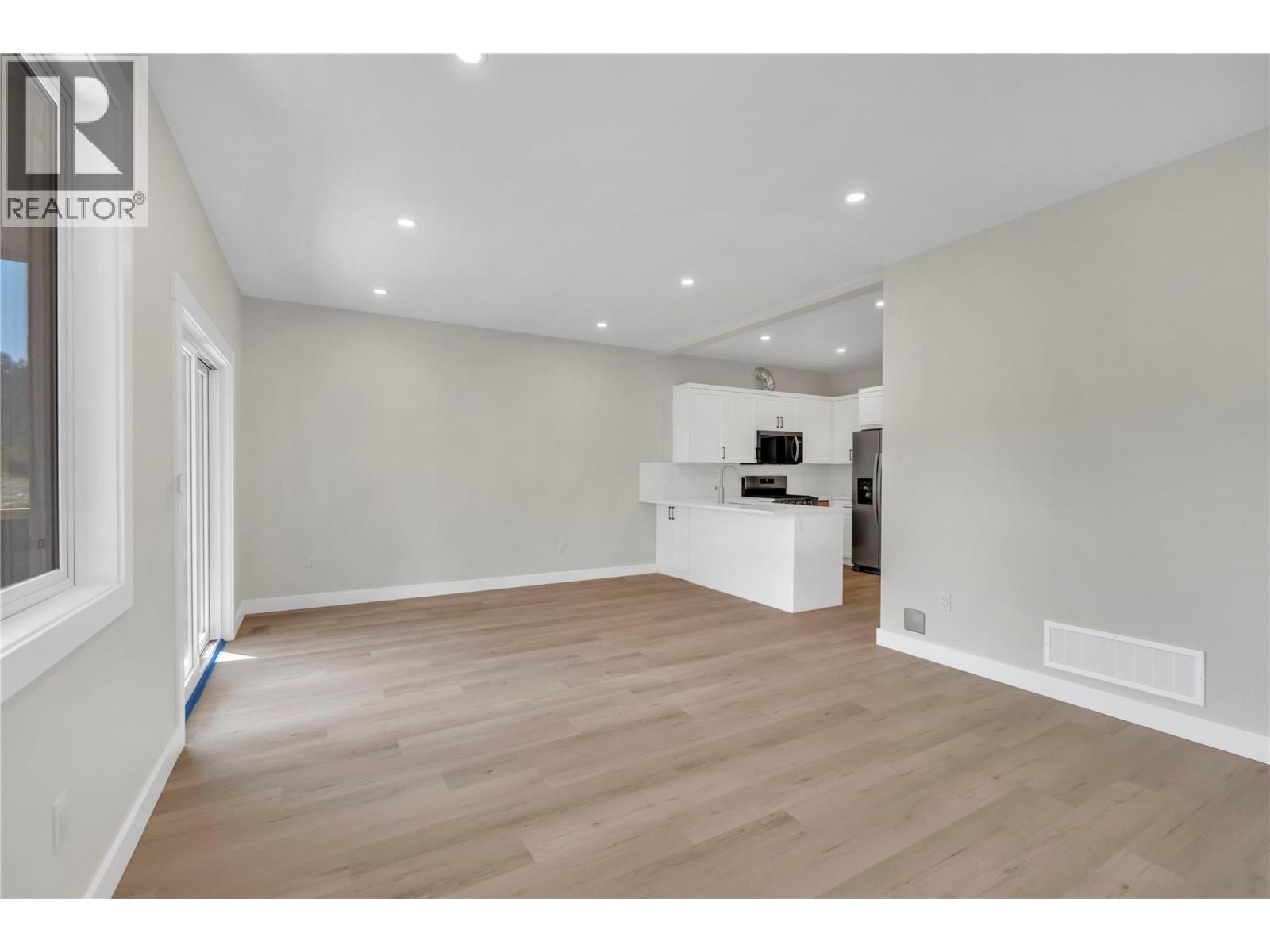 526 Similkameen Ave - Image 7
