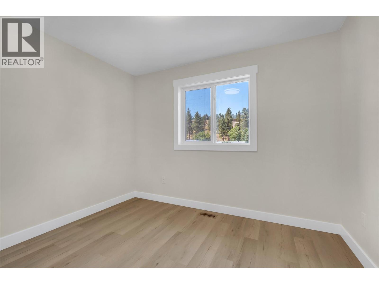 526 Similkameen Ave - Image 13