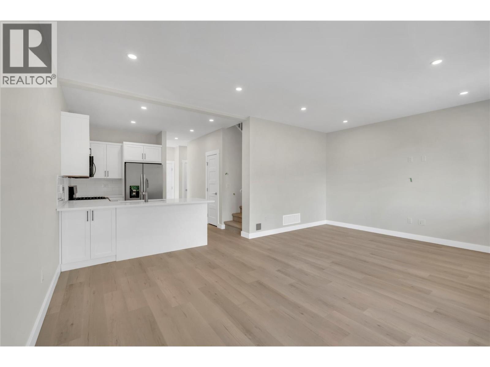 526 Similkameen Ave - 6