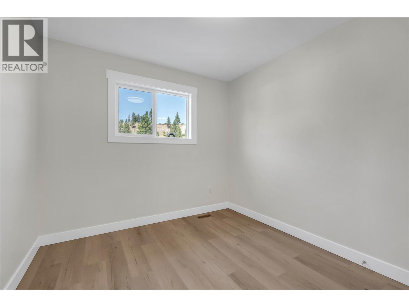 526 Similkameen Ave - Image 14