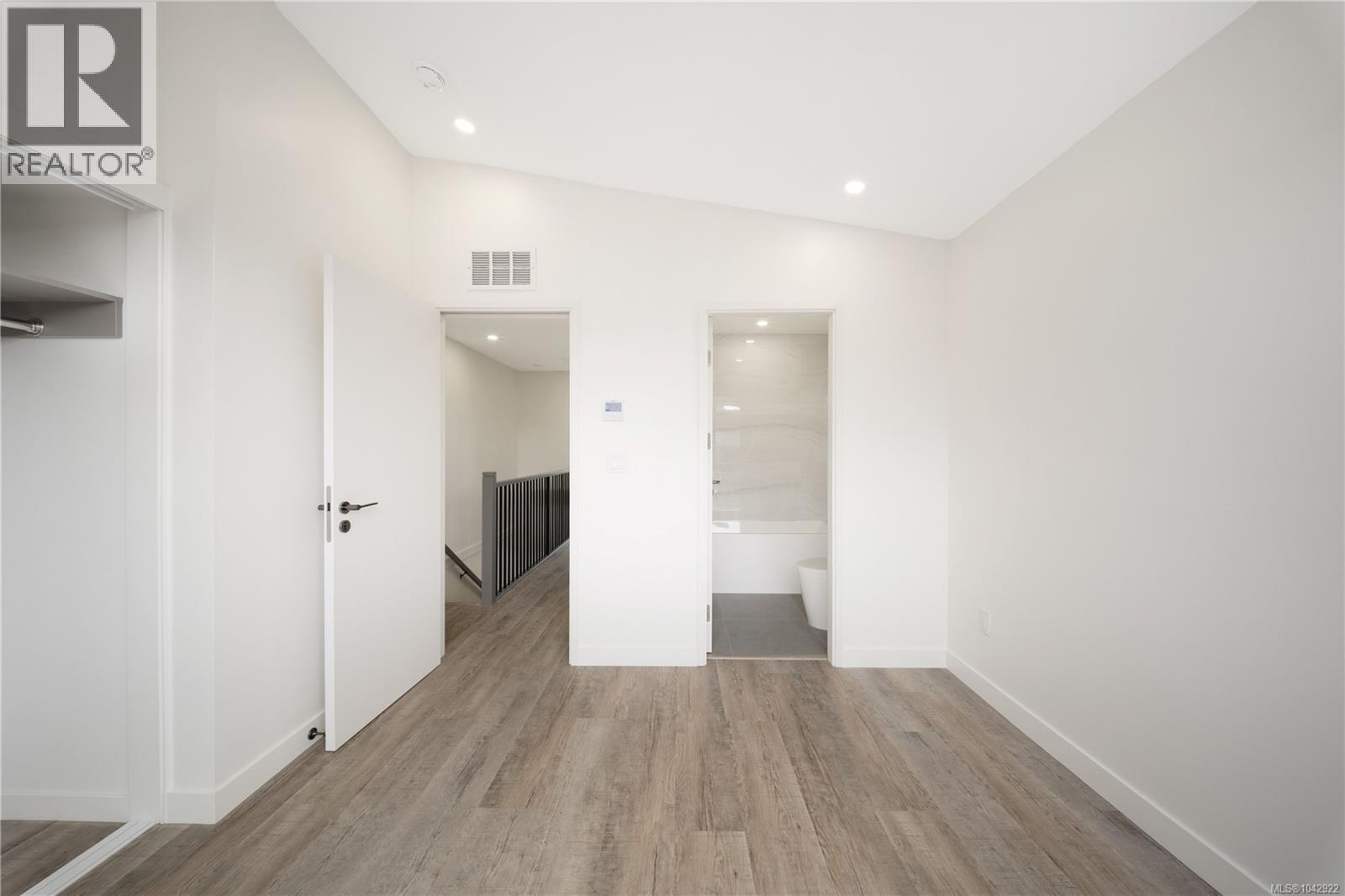 #120 916 Orono Ave - 25